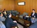 平成17年5月12日、横浜市役所にて、横浜市の機構改革、入札制度、企業誘致についての調査(中田市長、鈴木都市経営局部次長他)
