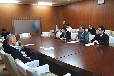 自由民主党県議団、知事に対し景気対策を要請する