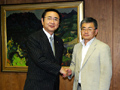 平成22年08月30日 山梨学院大学江藤俊昭教授と議会改革につき、議論をする
