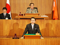 平成22年12月10日 本会議において公共交通対策特別委員長として報告を行う