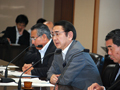 知事に対し発言中の本郷団長
