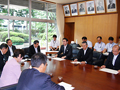 議長応接室にて9月定例県議会に向けて、各党代表者と議長との打ち合わせ会