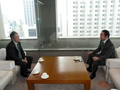 春日東京事務所長と中央官庁、経済界、企業誘地等について意見交換
