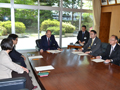 各派代表者との打ち合わせ会議にて