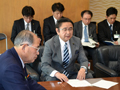 各党代表者会議にて発言中