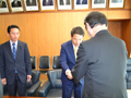 西沢県議より議長立候補届出を受け取る