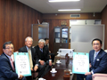 スケート連盟会長 林 泰章氏らより岩手国体優勝報告を受ける