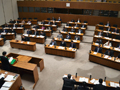 県議会本会議場にて