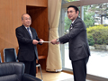 向山議長候補から出馬文を受け取る