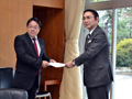 下沢副議長候補から出馬文を受け取る