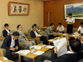 信州まつもと空港会議室にて国際化の実現、チャーター便の充実に対し所長に今後の対応について要望する