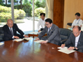 各派代表者との打ち合わせ会議にて発言する