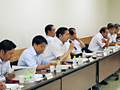 県行政幹部と県議会の懇談会にて発言をする