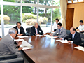議長と各党の代表者との協議会に出席