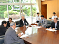 各会派代表者との打ち合わせ会議にて発言する