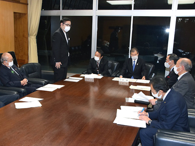県商工会議所連合会北村会長とともに阿部知事及び小池議長に要望書を提出。